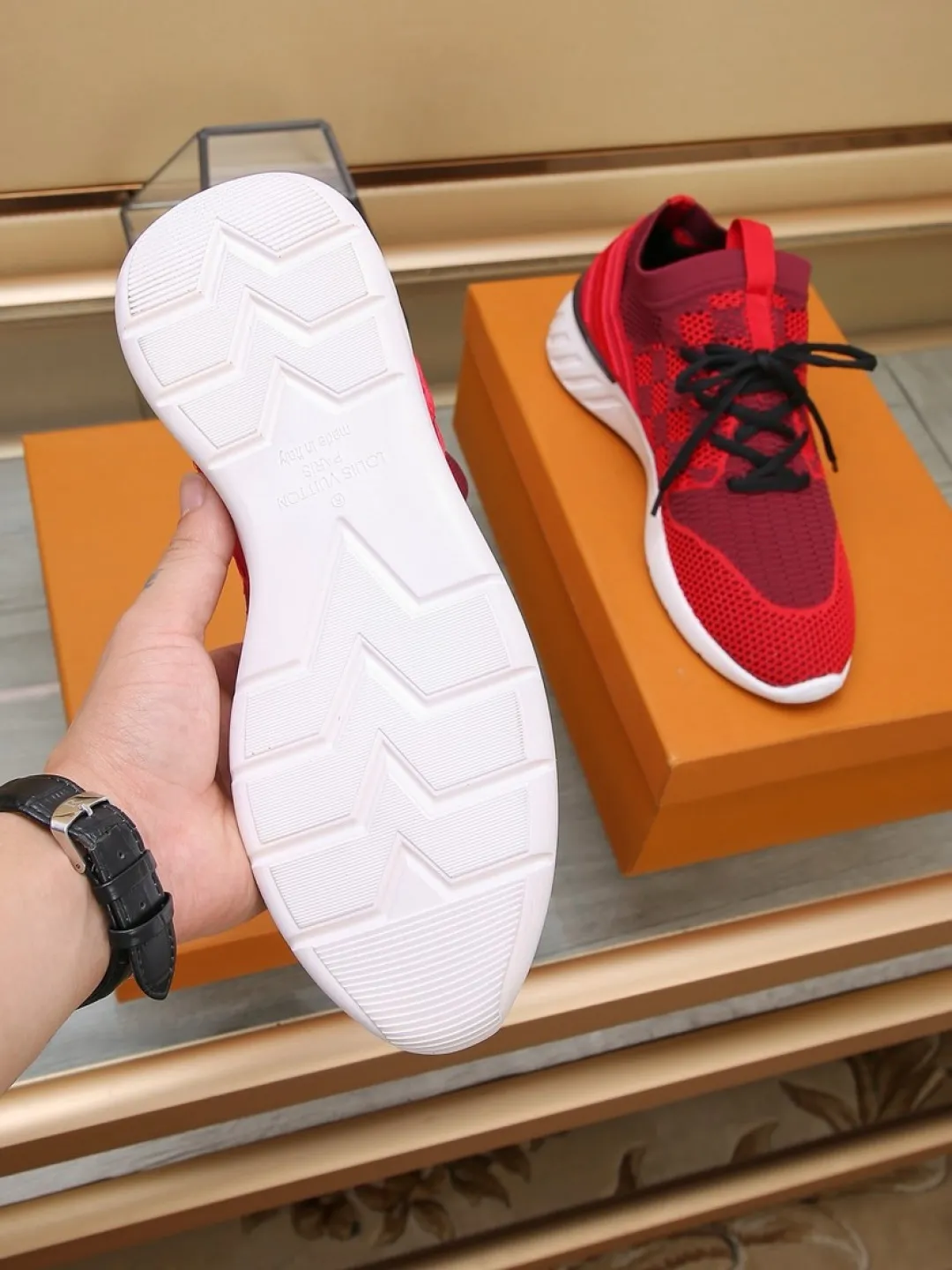 Men's shoes 💰P420💰"LOUI* VUITTO*" latest popular men's casual shoes ✔️This model is made of the original breathable fly woven fabric. The real thing is super shiny⚡️ Fashionable and versatile. The toe last shape is firm and full. The soles are LV original molds and can be put in and out at will. It is light and comfortable for the foot~Purely handmade, details determine the quality! Size:38-44